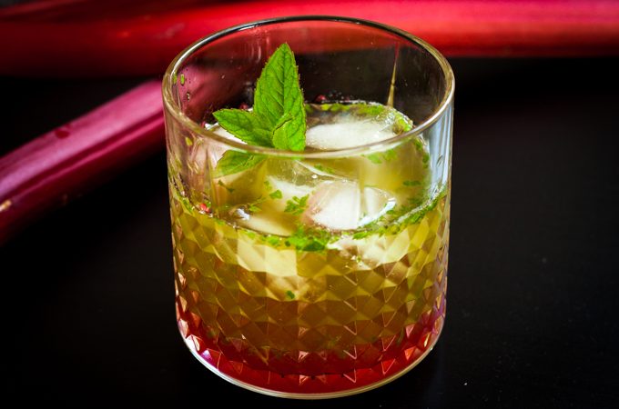 Sommerlicher Rhabarber Minz Bash mit Gin